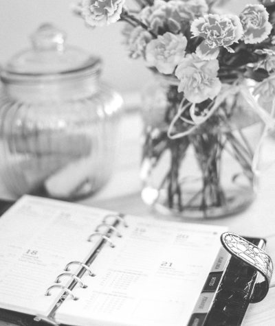 Canva - zw Personal organizer and pink flowers on desk (3)